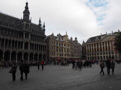 早速グランプラスへ
しかし予め調べていた近くのバス停からグランプラス行きのバスに乗ると
途中の雰囲気の悪いこと・・・しかもすごく時間がかかるので、今後バスは避ける
ことに。外を走るトラムもあることですし。