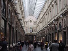 この後、ヨーロッパ最古のアーケードへ　ギャルリー・サンチュベール

ここ来ると、名探偵ポワロを思い出します。なんかポワロの
ベルギー警察官時代の話に出てましたよね。
