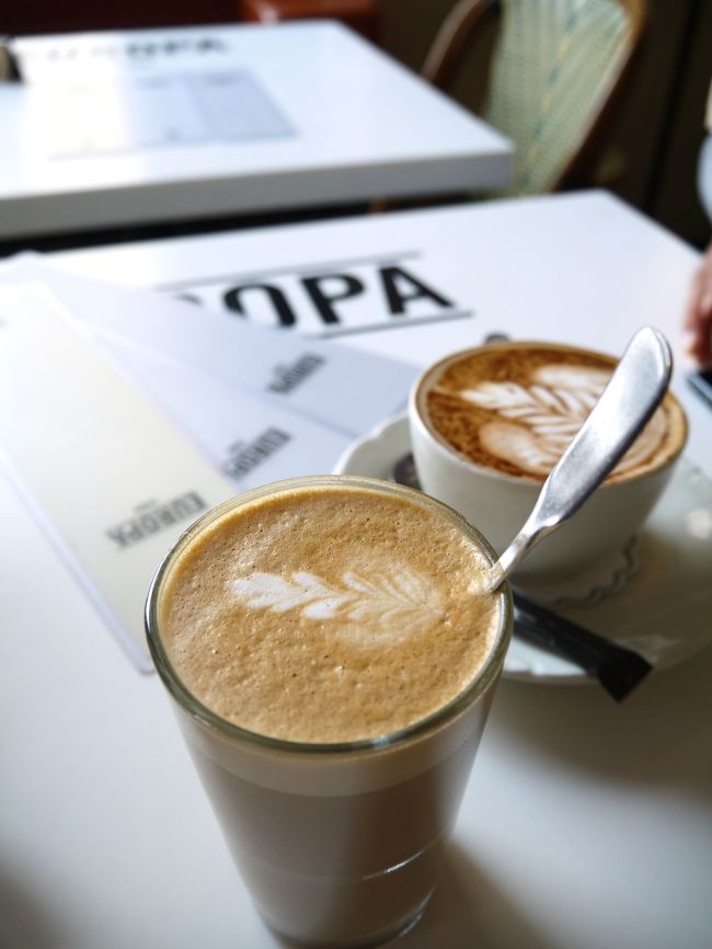 どーんとグラスたっぷり入ったカフェラテは大盛りでした。