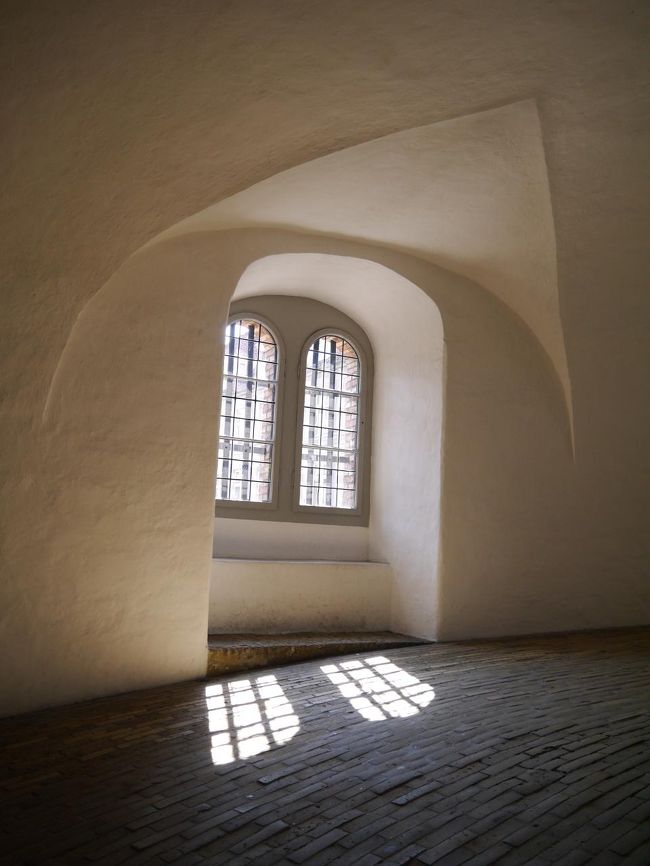 1642年、クリスチャン4世王によって天文観測所として建てられたタワー。1716年、コペンハーゲンを訪れたロシアのピョートル大帝が馬でエカテリーナ妃が4頭だての馬車で、一気に駆け上ったといわれるらしい。