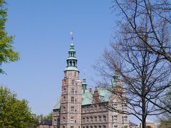 広大な公園に建ってます。
