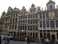 モネ劇場から数分のところにグランプラスがあります。

もっと壮大なものを想像していましたが、四方をガッチリとしながらも
きらびやかな建物に囲まれているのは迫力がありました。