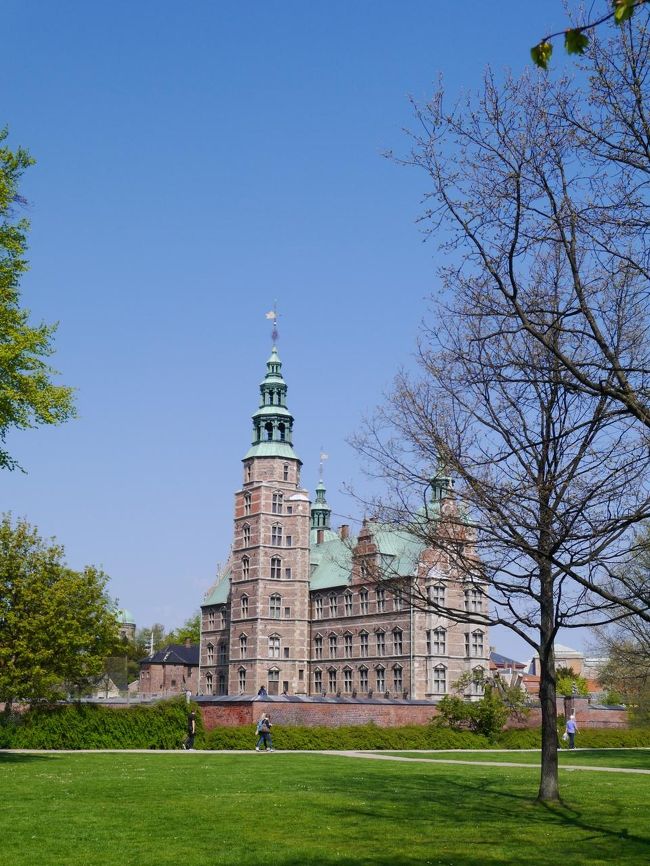 広大な公園に建ってます。<br />