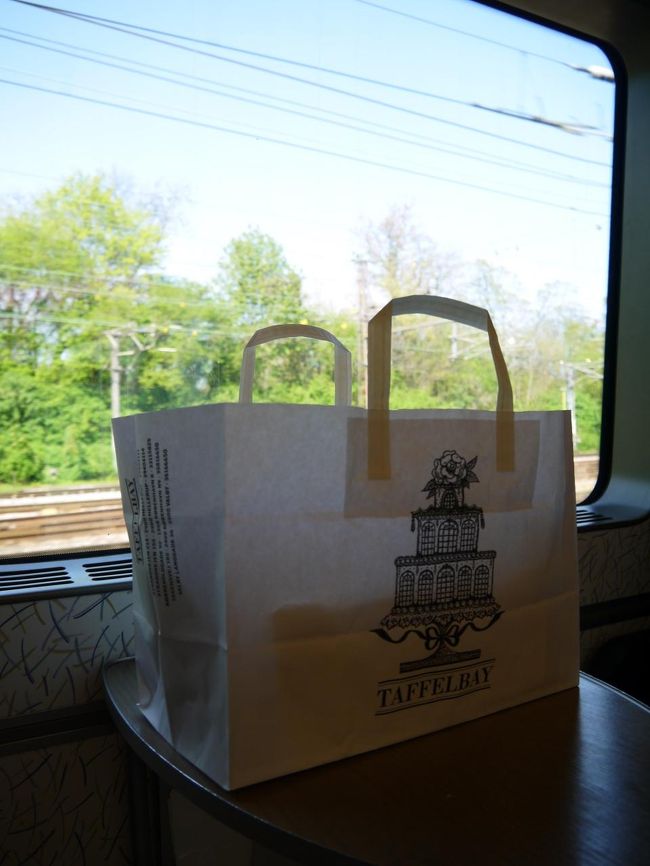 快速で所要時間５０分、近くのカフェでテイクアウトしたパンを頂きます。