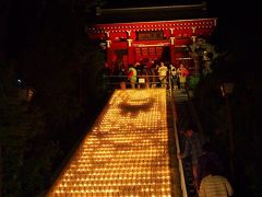 湯畑近くの光泉寺山門下の階段で、キャンドルイベント‘夢の灯り’が実施されていました。