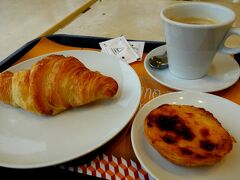 カモンイス広場近くのパン屋さん。日曜日の朝も開いていて嬉しい。
セルフのお店で安い！
クロワッサンとナタにコーヒーで2.7ユーロ。
