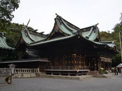 本殿

神殿は正面からではなく横から見るのべきで、特に屋根のＶ字状に突き出ている千木（ちぎ）は寺院にないものです。　