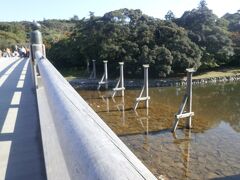 宇治橋　五十鈴川をまたぐ橋です

増水になった時などに　流木が橋脚に直接ぶつかるのを防ぐ柱が並んでいます