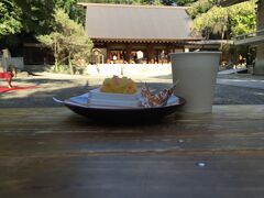 キャンプグッツを会場に預け乃木神社で参り。　
１日にお茶菓子を参拝者に振舞っているらしく、頂いちゃいました。

お賽銭は多めに入れましたよ