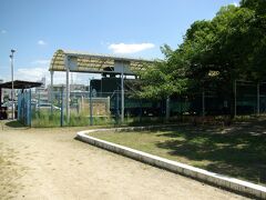 さて、今度は和歌山市の岡公園にあるＳＬを訪ねます。
岡公園は和歌山城のすぐ前にあります。ＳＬは岡公園の駐車場の一角にあります。
和歌山城は「徳川御三家紀州殿の居城、和歌山城は八代将軍徳川吉宗の故郷」にて紹介しています。