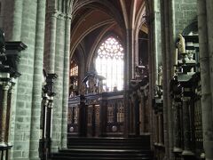 お目当ての聖バーブ大聖堂に寄りました
ゴシック様式とロマネスク様式が混在している建物だそう。

外観は修復中でハリボテで覆われていた状態
ファン・アイク兄弟の「神秘の子羊」を４ユーロで見学
（絵は撮影禁止でした）

