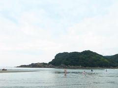 海岸沿いをドライブしながら東洋町の白浜海水浴場に到着。
夏休み最後、それも雨が降りそうなお天気ってことでガラガラ。
水も引き潮でふくらはぎくらいまでしか無い遠浅の海。
子供の水遊びには安心な環境です。水は綺麗で魚も見えたよ。