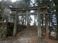 神橋近くにある二荒山神社の別宮である本宮神社へ．
二荒山神社の始まりの地である．

二荒山神社別宮本宮神社鳥居．
1800年建造，石造明神鳥居，国重要文化財．