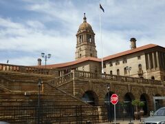 昼食後はユニオンビルディングスへ。プレトリアは南アフリカ共和国の3つある首都のうち行政府の役割を担っている都市で、この建物には政府の中枢機関が集まっているとのこと。