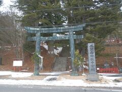 いろは坂をのぼり中禅寺湖畔の二荒山神社中宮祠に．
本社と男体山頂の奥社の中間の祠である．ここは初訪問だ．
参道石段前に建つ鳥居．浜鳥居とも称されるようだ。
1769年建造，銅製明神鳥居，国重要文化財．