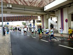 メトロのカンポ･グランデ駅で下車。
駅前でバス停を探していたら、雨の中マラソン大会と出会う。
近くの警官に聞いてみたら、バス停をすんなり教えてくれた。
バスの時間まで教えてくれて親切〜。

時間があるので昼ごはんでも食べようかと思ったが、今日は日曜日。
どこも駅前のお店は閉まっていた。