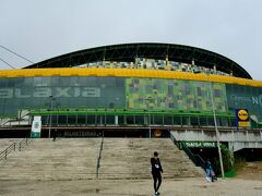 駅前には大きなスタジアム。ジョゼ･アルヴァラーデ･スタジアム。
サッカーのスポルティング･リスボンの本拠地。
クリスティアーノ･ロナウドを輩出したクラブなんだって。

中に食べる所がないかチェックする事に。