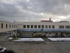 1時間程のフライトで三沢空港に到着しました。米軍との共用空港なので軍の施設らしき建物の前を通って敷地の端にある旅客ターミナルに着きました。
