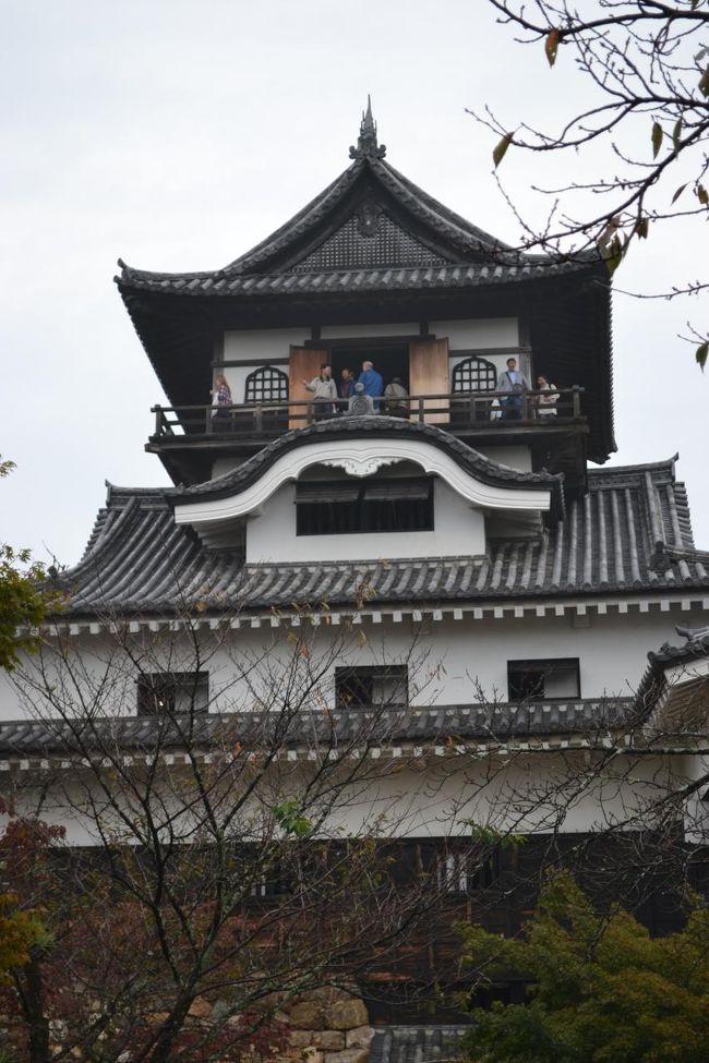 犬山城。<br />天文6年（1537）に織田信長の叔父である織田信康によって建てられ、天守は現存する日本最古の様式、だそうです。<br />2004年まで成瀬氏が個人所有する文化財だったが、現在は犬山市が保管。城中には代々の城主の写真が飾られていました。