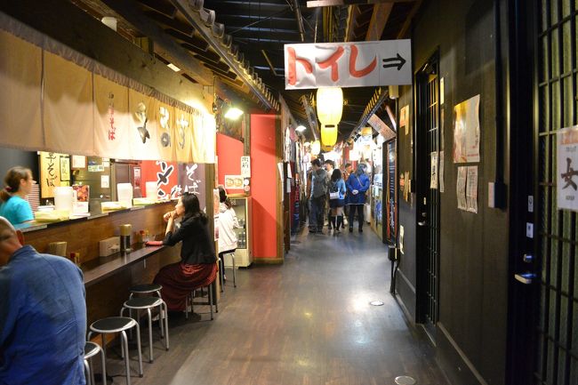 中は楽しい！いろんな店が軒を連ね、威勢がいいです。名物がいろいろあって食べたいものいっぱいあったけど、私は初めての名古屋なのでとりあえず、定番ものが食べたい。残念ながらそれはありませんでした。