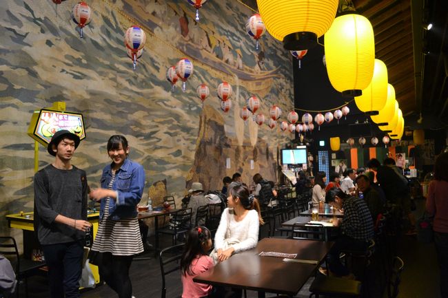 奥には飲食スペースがあります。好きなもの買ってここで食べてもいいんですね。<br />ビールやワイン、日本酒など、お酒飲めるちょっと粋なお店もたくさん。名古屋ビギナーでなければ、ここで飲み食いするの楽しそう！