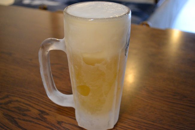 お昼食べに来ました。<br />グラスまでキンキンに冷やされたビール。
