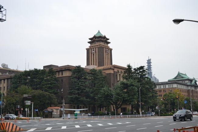 ちょっと横へ目をやると、市役所。かっこいいな〜。