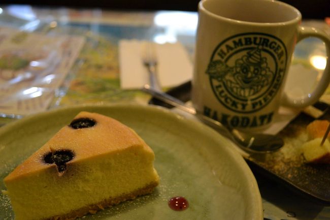 手作りチーズケーキをオーダー。こんな時間にスイーツ…。もう夕飯食べてもいい時刻ですが…。でも、夕飯は遅くて構わないのでいいのです。<br /><br />このチーズケーキ、とってもおいしかったです！