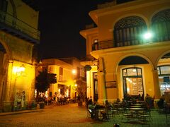 歩いてすぐのところにあるビエハ広場。

カフェやバーがあり、バンドの生演奏をしているトコも。