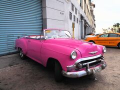 さて、サンフランシスコ広場でタクシーの値段交渉！！
スペイン語を話せる友だちが交渉してくれた。

バラデロまで150CUC⇒90CUCへ下げた。

クラシックカーのタクシーは150CUCらしい。