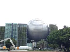 世界最大のプラネタリウムドームがある名古屋市科学館

実は昨日名古屋に昼ごろ到着してすぐにチケットを買いにいったのですが、すでに当日分完売でした。

この日も発売開始の朝９：３０に行ったら長蛇の列で初回上映の１０時までにチケットが購入できず。昼１２：４０分上映回に。
この待ち時間で熱田神宮に行っていた。

科学館の展示＋プラネタリウムで￥８００（トニチエコきっぷで１割引き有）
展示だけなら￥４００です。

専門解説員の方が今夜の名古屋市の星座を生で解説してくれます！
子供のころに習った理科の授業が思い出されて、分かりやすく面白い。

大音響やスペクタクル映像は流れませんので、
そいうの期待している人はお間違いなきよう。

さて、そろそろ新幹線の時間がせまってきました。
もうちょっと色々周れるかと思ったのですが、心残りもありつつ帰宅の途へ。

東山動物園でコアラに会いたかった。

