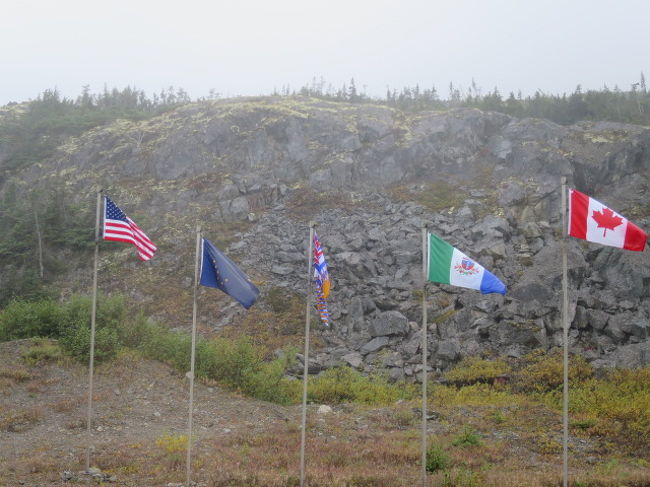 国境に旗。<br />左から、アメリカ。アラスカ。？。ユーコン準州。カナダ。<br />