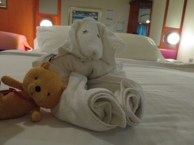 船に戻ってきたのは17時くらいでした。<br />今日はいつも混んでいたレストラン『ＡＺＵＲＡ』で夕飯にしました。<br />ＡＺＵＲＡは肉の美味しいレストランのようでした。<br />ここで、席に案内してくれたのがなんと副船長（あとから気が付いた）！！<br />ステキは紳士が案内してくれるなぁと( ´∀｀ )<br />いい気分ですな。<br />ここのレストランではウェイターのかたが常に気にかけてくれて話しかけてくれました。幸せの国ブータンから働きに来ているとか。。。笑顔がステキでとても可愛らしい感じのウェイターさん。<br />食事の写真を忘れてしまいました。<br /><br />☆生ハムサラダ　トマトのサラダ　エビのホワイトソースパスタ　パウンドケーキのバニラアイスのせ<br />★イカリングサラダ　カレイのカツレツ風　ホットチョコレートのベリーソース<br />白ワイン（有料）<br /><br />をそれぞれ平らげました。お腹いっぱいです。<br /><br />部屋に帰ると<br />タオルアート。犬かしら？？<br /><br />夕飯後は少し休んで２人でジムにウォーキングマシーンをしに行きました。食べ過ぎたからです(*_*)<br />２時間くらい歩きました。<br /><br />さて、明日は終日船です。<br />いくつかイベントに参加しました。また明日―。