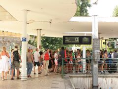 この日はリスボンから小一時間ほどの町、シントラへ！近場なので、リスボンと併せて訪れるのが鉄板っぽい。
こちらはシントラの駅。いいお天気で、暑いぐらい！でも、日本の暑さとはぜんぜん種類が違うかな。
ちなみに、シントラ線はリスボアカードで乗り放題です。