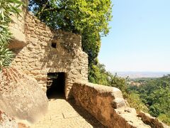 ペーナ宮殿から歩いて20分ほどかな？ムーア人の城跡へ。