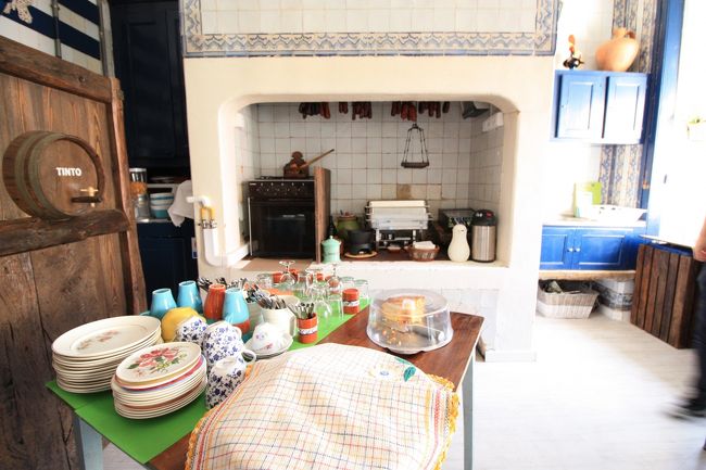 ラフな雰囲気のホテルだったんだけど、キッチンに行ったら朝食を作ってるお兄さんがいて、大きいフライパンにそのまま卵を割り入れて(10個ぐらい…)、火にかけてそのまま適当に塩コショウ入れて混ぜるぜ！っていうスクランブルエッグとか、あとはオーソドックスにチーズ、ハム、パン。<br /><br />到着した日にすごーくいいにおいがしてなんだろうと思っていたのが、中央にある手作りのパウンドケーキだったんだけど、これもお兄さんがその場で作ってました。たぶんそれは翌日用。<br />ジャムが入っているっぽいケーキ、次の日はココアとプレーンのマーブル、って日によって変えているみたい。たぶんお兄さんの気まぐれ(笑)<br />作り方も相当適当だったけど、手作りだからかなあ〜、素朴なおいしさだった！