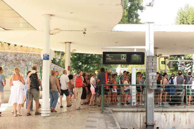 この日はリスボンから小一時間ほどの町、シントラへ！近場なので、リスボンと併せて訪れるのが鉄板っぽい。<br />こちらはシントラの駅。いいお天気で、暑いぐらい！でも、日本の暑さとはぜんぜん種類が違うかな。<br />ちなみに、シントラ線はリスボアカードで乗り放題です。