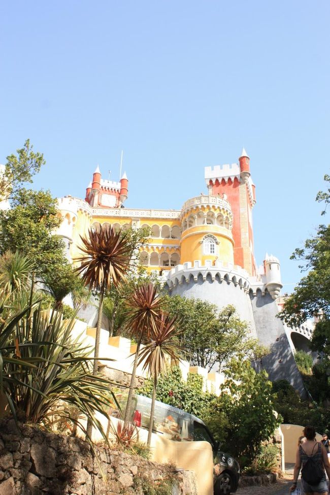 ペーナ宮殿へやってきました！非常にカラフルで、晴れた空に映える！