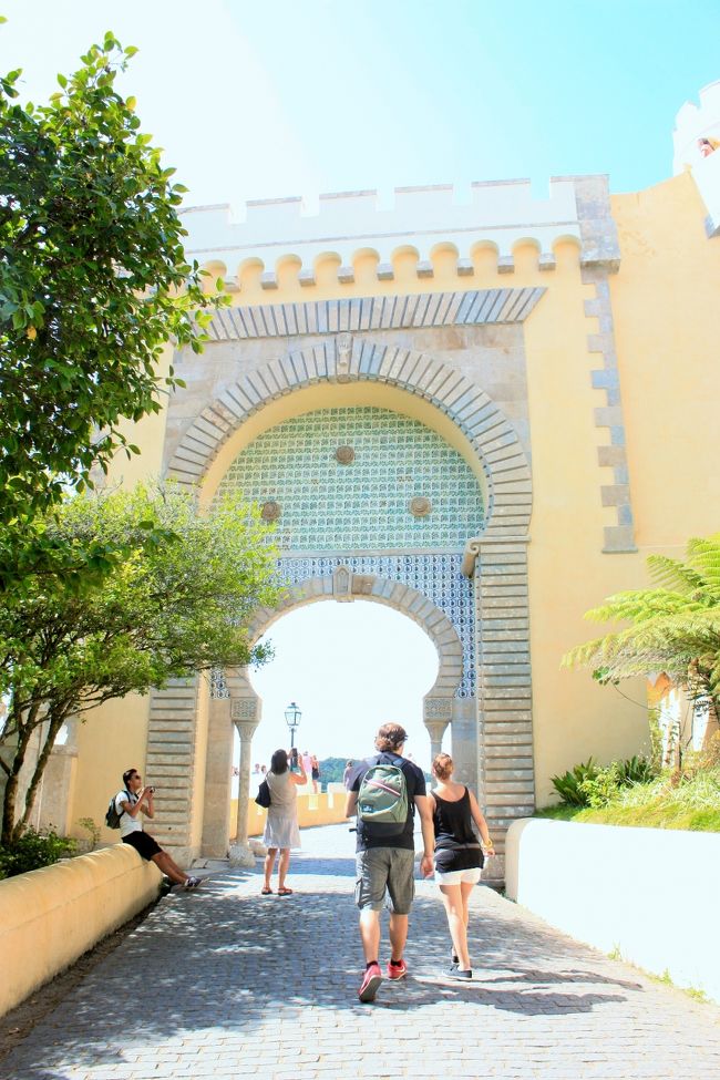 門のアズレージョもとっても綺麗です。