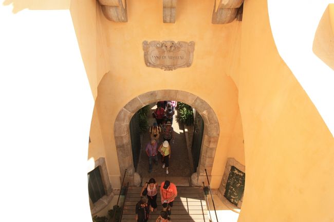 見張り台のようなところから下にいる観光客を覗いちゃいます