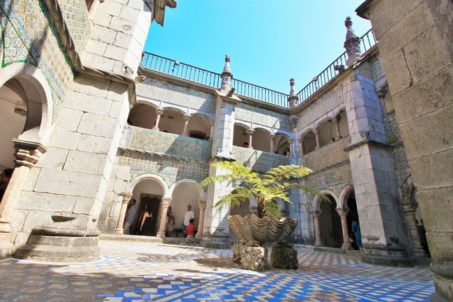 この回廊が見てみたかったんだー。床も壁もアズレージョ！お天気がいいからすごくきれいでした。中央には亀の噴水？