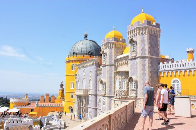 宮殿の中の部屋も結構変な雰囲気で興味深かった。こちらはテラス。いろんな色や色んな形式の宮殿だから、外から見るだけでも楽しいなあ。