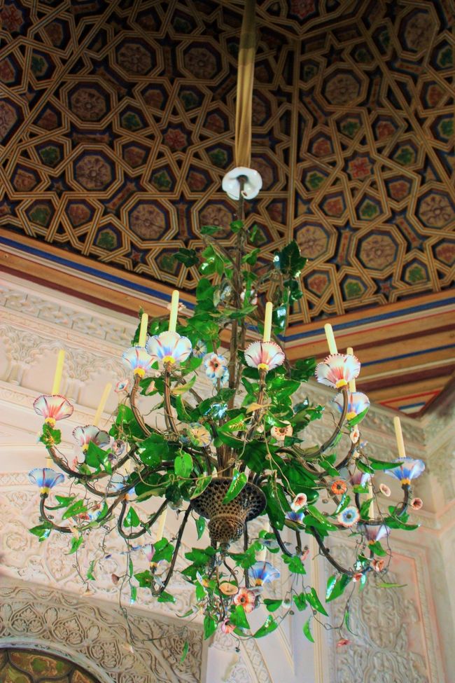 シャンデリアのデザインが素敵！！ガラスですごくきれい。