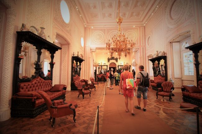 メイン、王様に謁見するところ。ピンクが基調で可愛め。