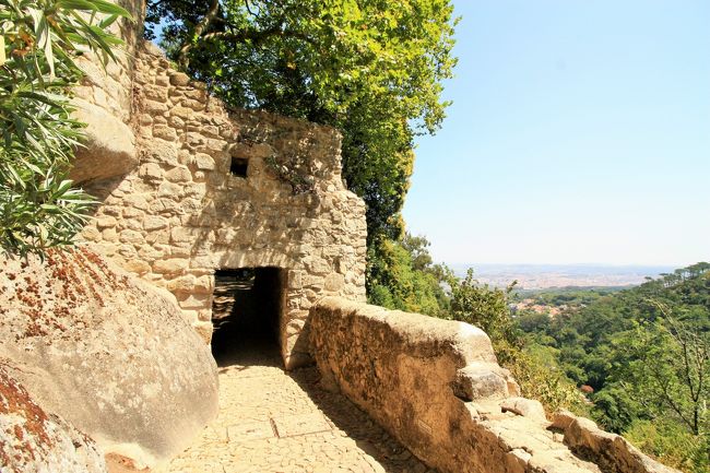 ペーナ宮殿から歩いて20分ほどかな？ムーア人の城跡へ。