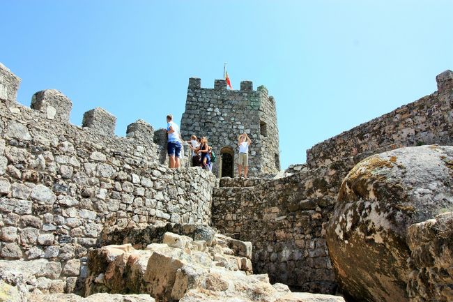 ムーア人の築いた城壁が山をぐるっと囲ってあります。