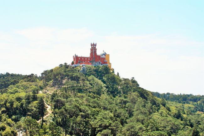 ペーナ宮殿も裏側が見えました、裏は真っ赤なのね。