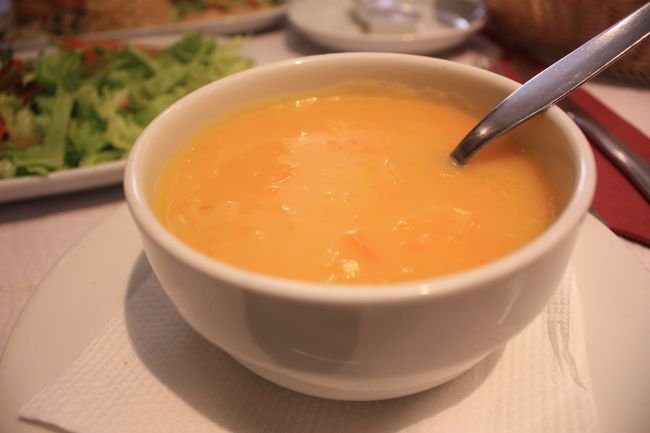 ソパ＝スープ。野菜のポタージュ、ガイドブックに載っていて食べたかったので注文。スープとサラダだし大丈夫だよねって思っていたら思いの外サラダが多かったという。ソパは野菜の素朴な甘みがおいしい、ポタージュスープでした。結局ぺろり！！