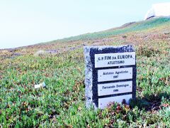 ポルトガルにはユーラシア大陸最西端の岬、ロカ岬があります。
シントラと併せて行く人が多いようで、私たちももれなくシントラからバスでロカ岬にやってきました。
シントラからは30分ちょっとぐらいかな。時間にもよるかもしれないけれど、私たちが14時ぐらいに乗ったときには座れました。