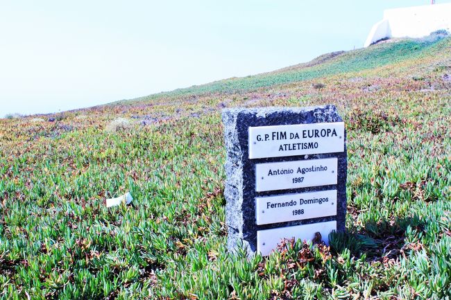 ポルトガルにはユーラシア大陸最西端の岬、ロカ岬があります。<br />シントラと併せて行く人が多いようで、私たちももれなくシントラからバスでロカ岬にやってきました。<br />シントラからは30分ちょっとぐらいかな。時間にもよるかもしれないけれど、私たちが14時ぐらいに乗ったときには座れました。